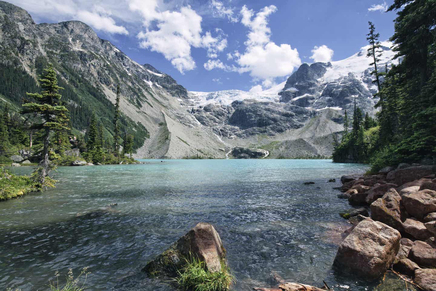 Blick auf Berge und einen Bergsee in Vancouver