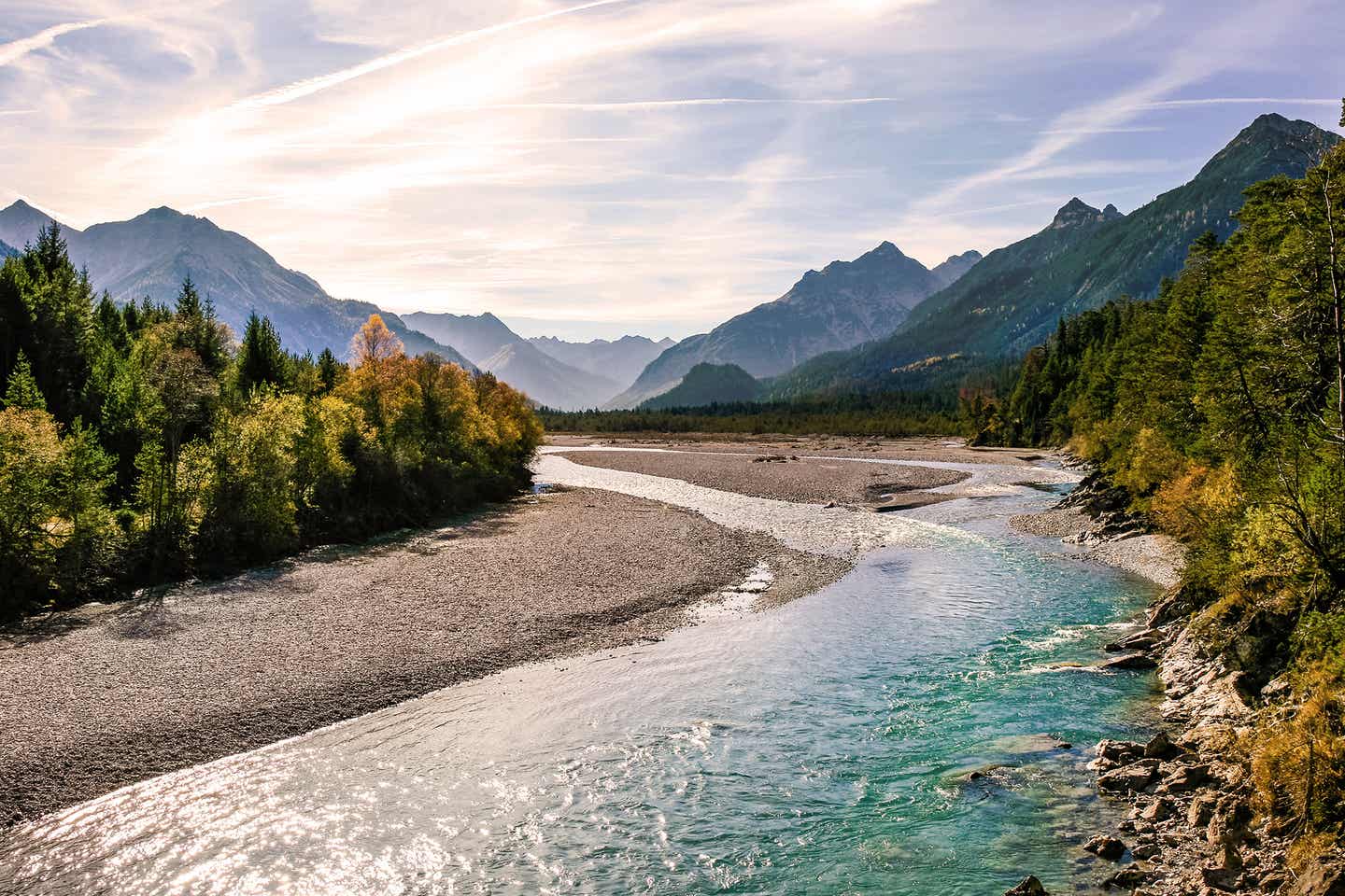 Bachlauf in Lechtal in den Tiroler Alpen in Österreich