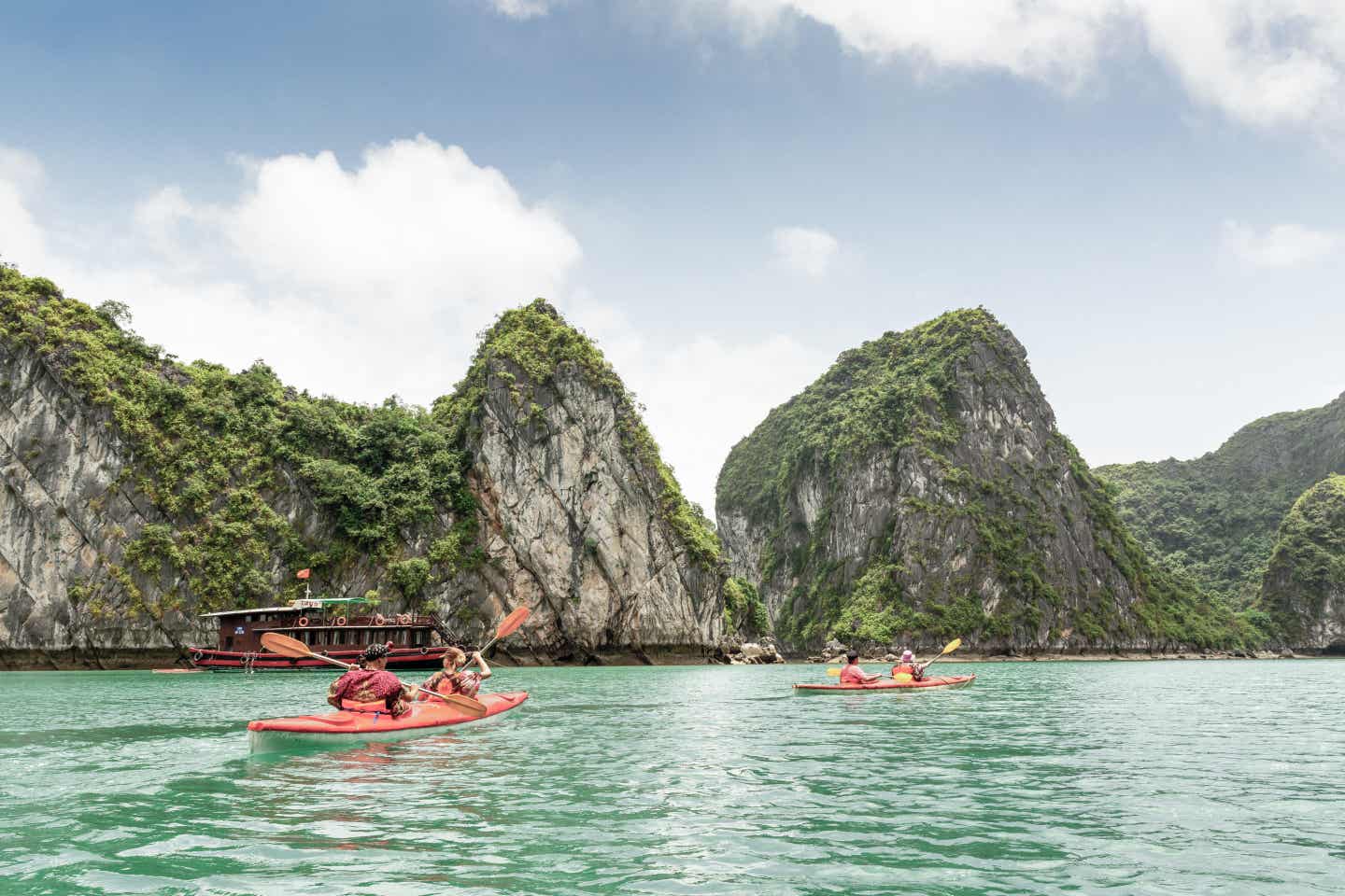 Vietnam beste Reisezeit: Zwei Kajaks in der Halong Bucht