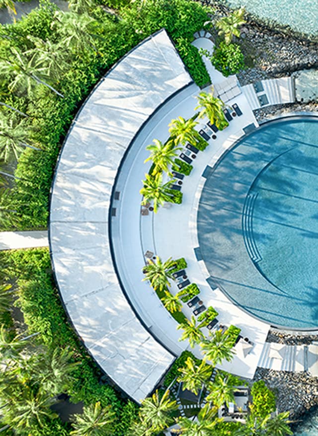 DERTOUR Deluxe Der kreisrunde, direkt an das Meer angrenzende Pool des Ritz Carlton Maldives aus der Vogelperspektive