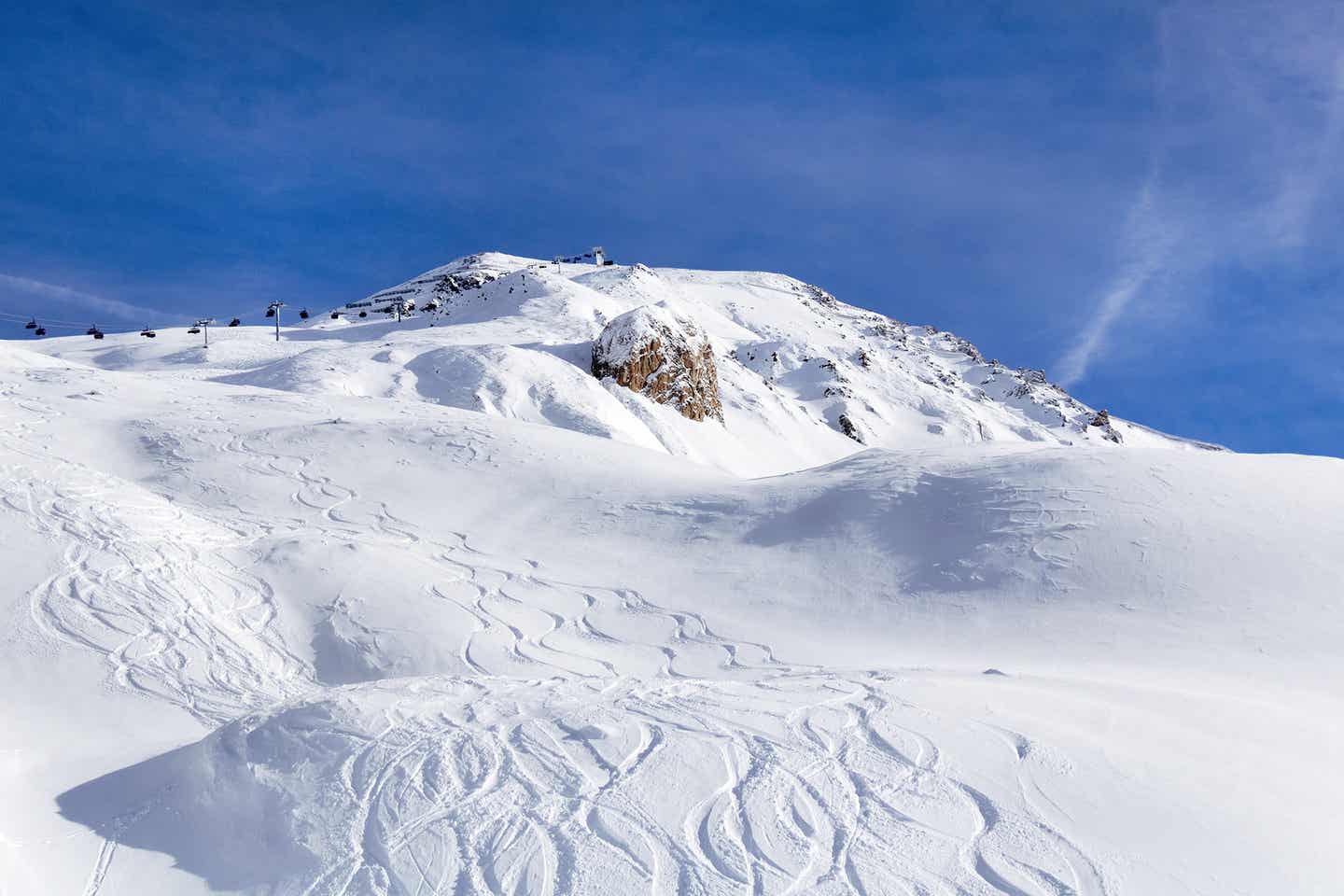 Verschneite, leere Skipiste in Ischgl in Österreich