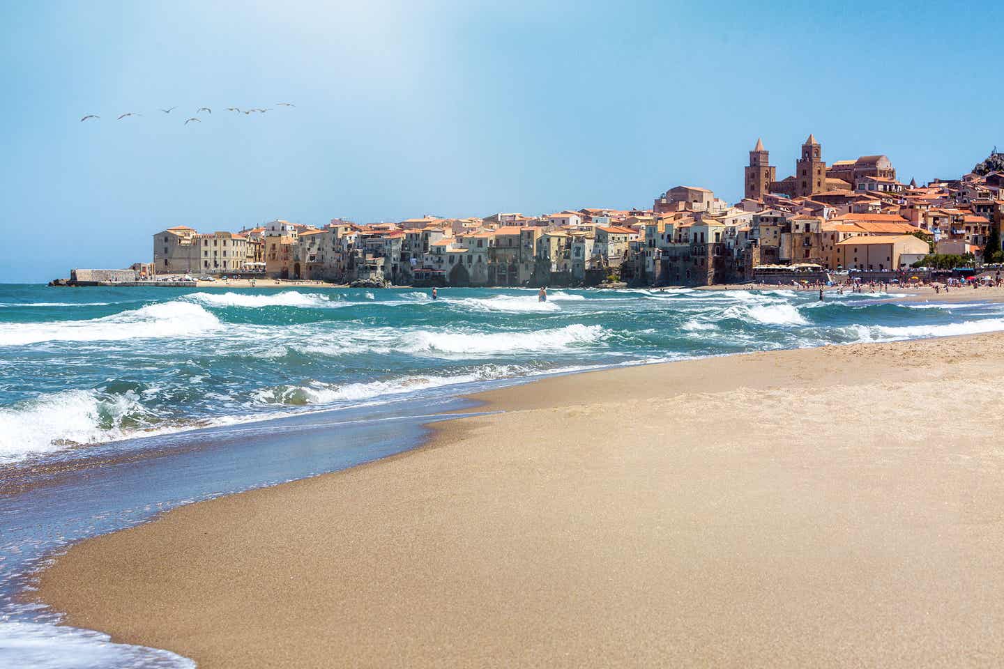 Küste mit Sandstrand bei Cefalù auf Sizilien