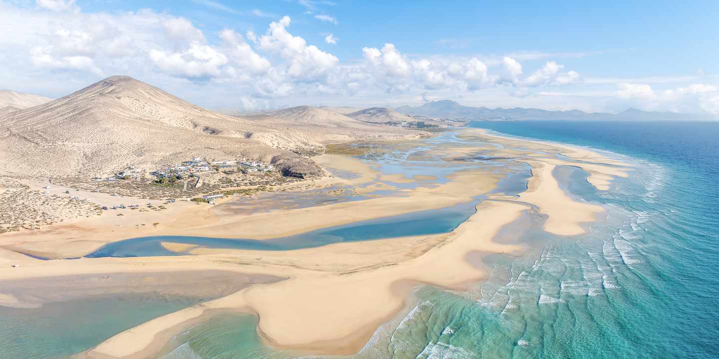 Playas de Sotavento auf Fuerteventura mit flachen Lagunen und hellem Sandstrand