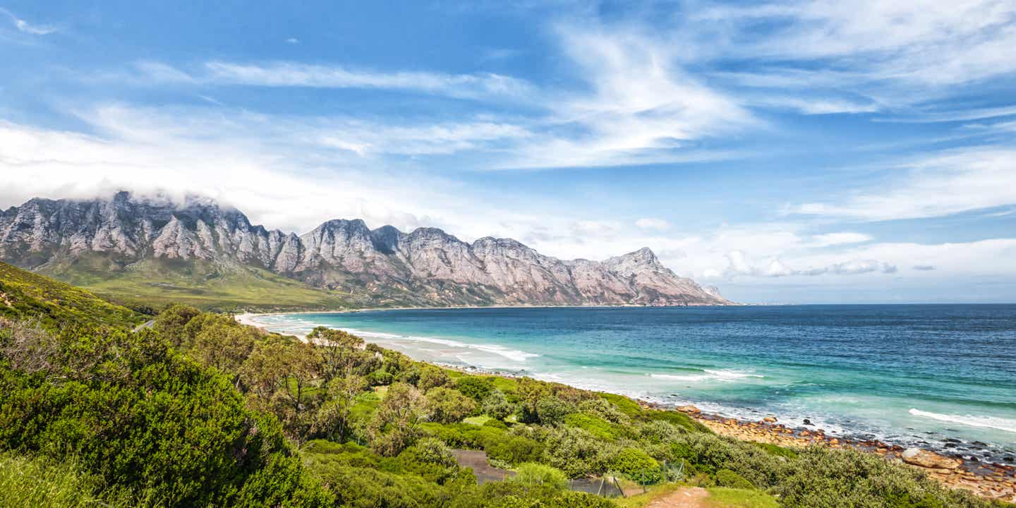 Küstenlandschaft bei einem der schönsten Roadtrips entlang der Garden Route mit Blick auf den Ozean 