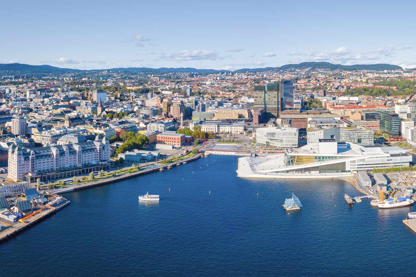 Oslo Städtereise. Norwegen: Panoramablick auf Oslos Hafen im Sommer
