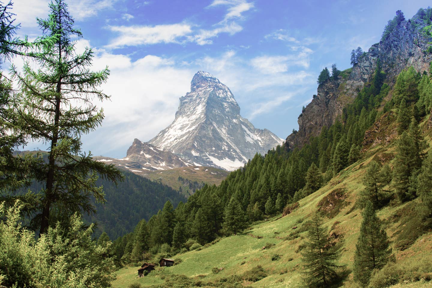 Schweiz Urlaub mit DERTOUR. Das schneebedeckte Matterhorn vom Ort Zermatt aus aufgenommen