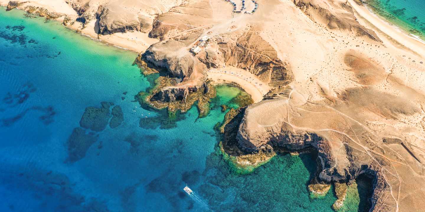 Playas de Papagayo auf Lanzarote – goldene Sandbucht zwischen dunklen Lavafelsen