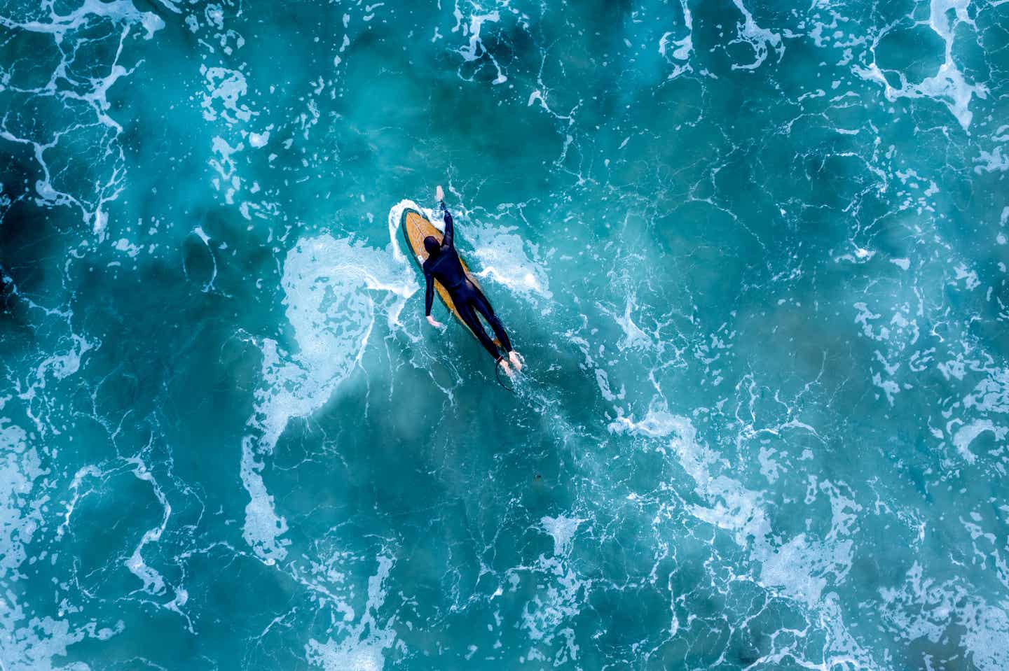 Kalifornien-Urlaub: Surfen im tiefblauen Meer