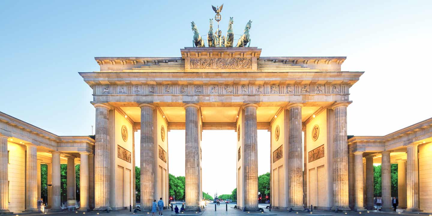 Städtereise nach Berlin: Blick auf das beleuchtete Brandenburger Tor