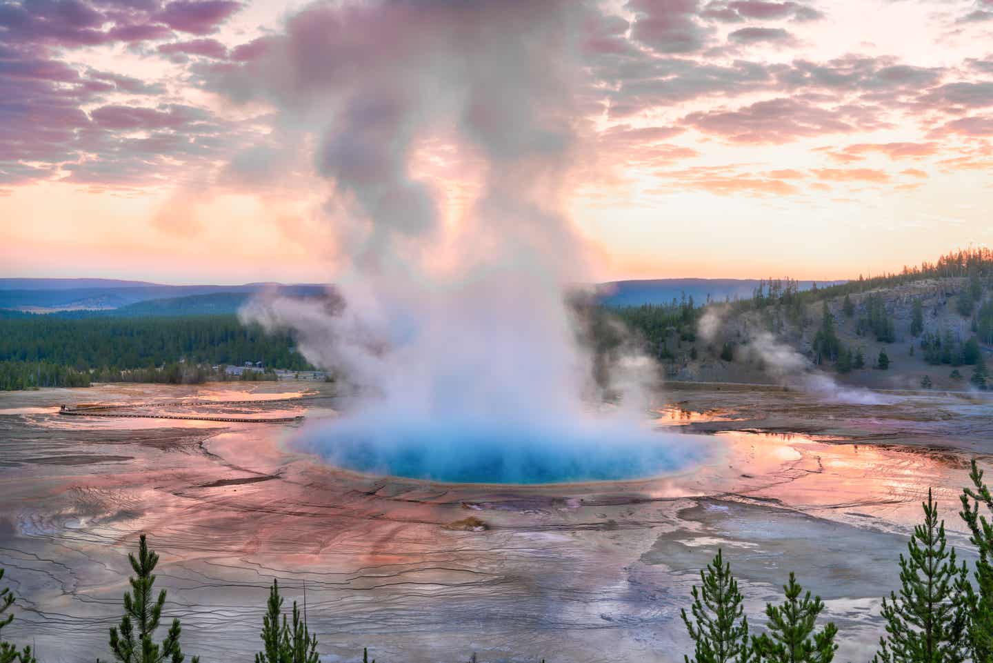 Farbenfrohe Thermalquelle Grand Prismatic Spring im Yellowstone-Nationalpark bei Sonnenaufgang