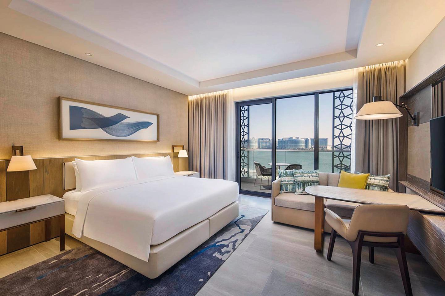 Wohnbeispiel King Guest Room With Yas Theme Park Access