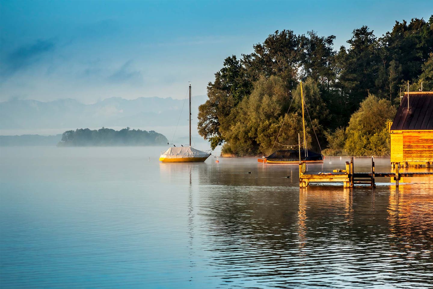 Segelboote und Steg am Ufer des Starberger See