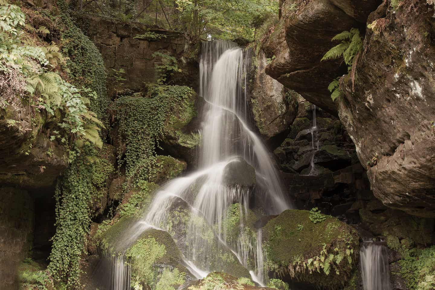 Urlaub in Sachsen mit DERTOUR. Lichtenhainer Wasserfall im Kirnitzschtal in der Sächsischen Schweiz