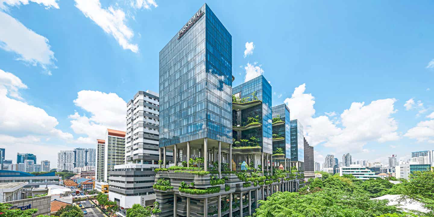 Blick auf futuristisch aber grün bepflanztes Hotel in den Subtropen Asiens