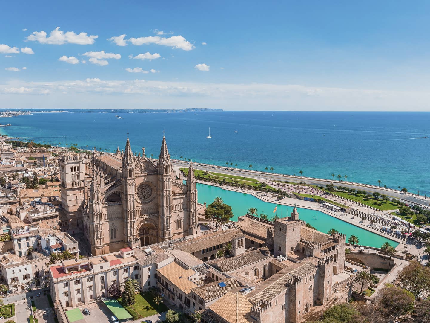 Palma de Mallorca: Panoramablick Meer und Stadt