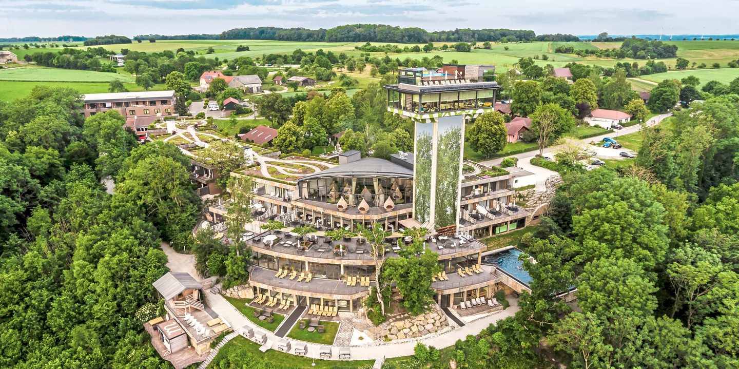 Mawell Resort Langenburg in Hanglage mit Terrassen, Naturanlage und weitem Blick über die Jagst und das Schloss Langenburg