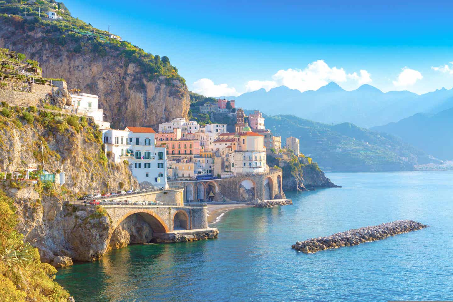 Während des Roadtrips durch Italien Ausblicke auf die Amalfi-Küste genießen