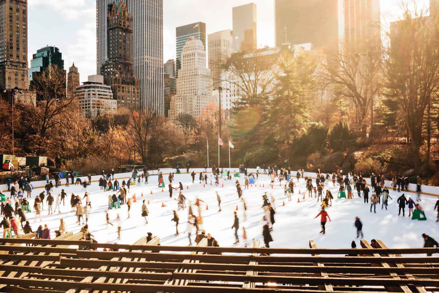 Blick auf Schlittschuhläufer im Central Park