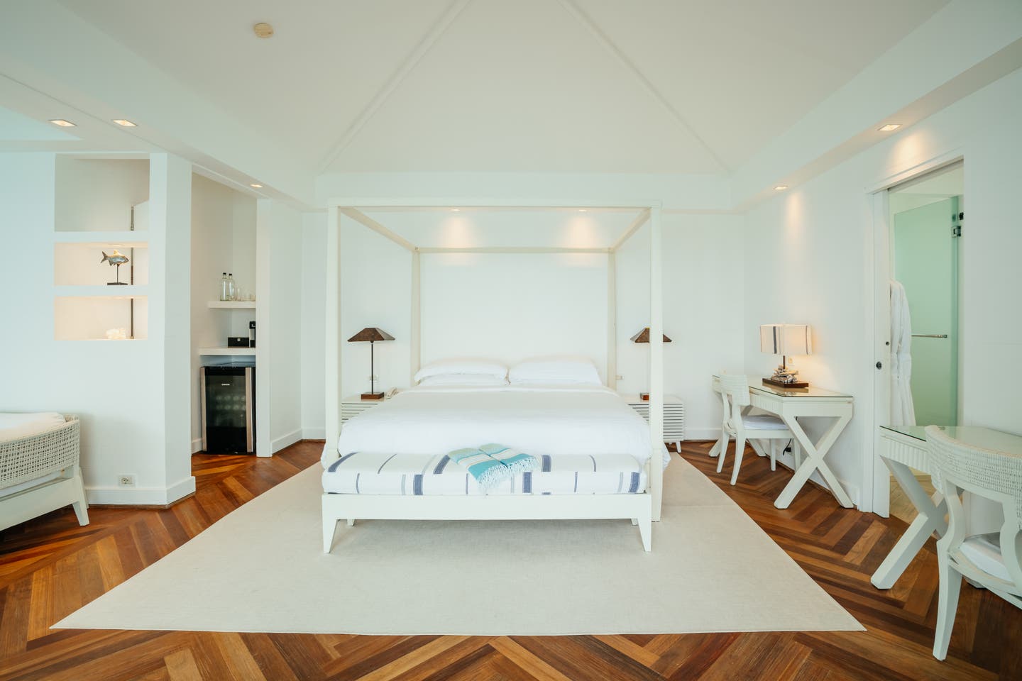 Komfortables Doppelbett in einer Water Villa des ananea Diamonds Athuruga