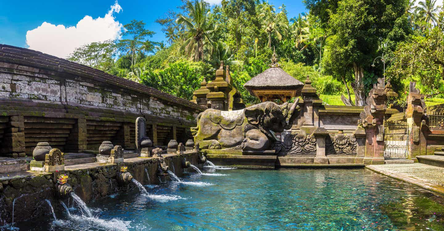 Der Pura Tirta Empul Tempel auf Bali mit Wasserbecken für Rituale