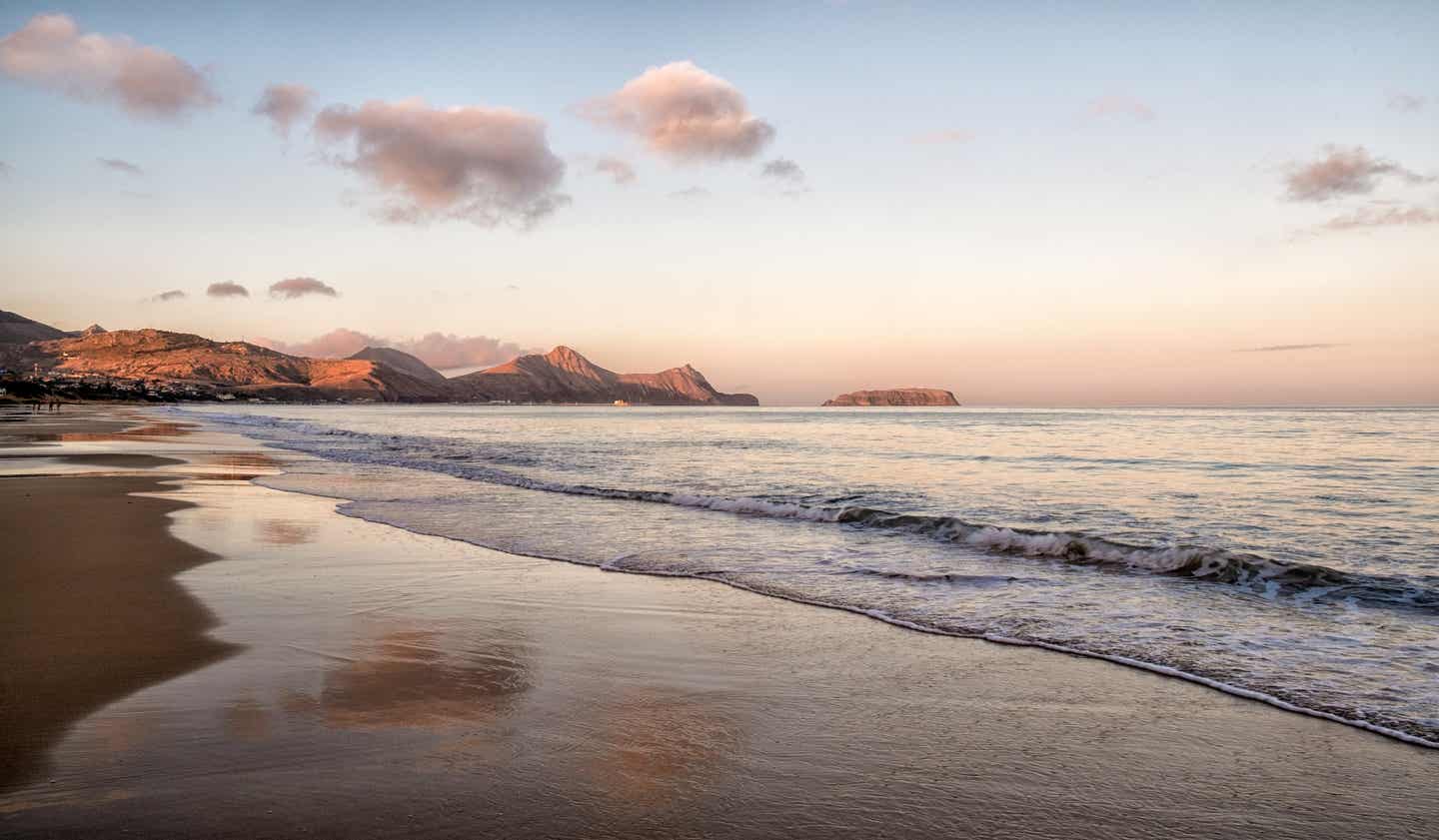 Porto Santo Urlaub mit DERTOUR. Abendlicht über dem weiten Strand von Porto Santo