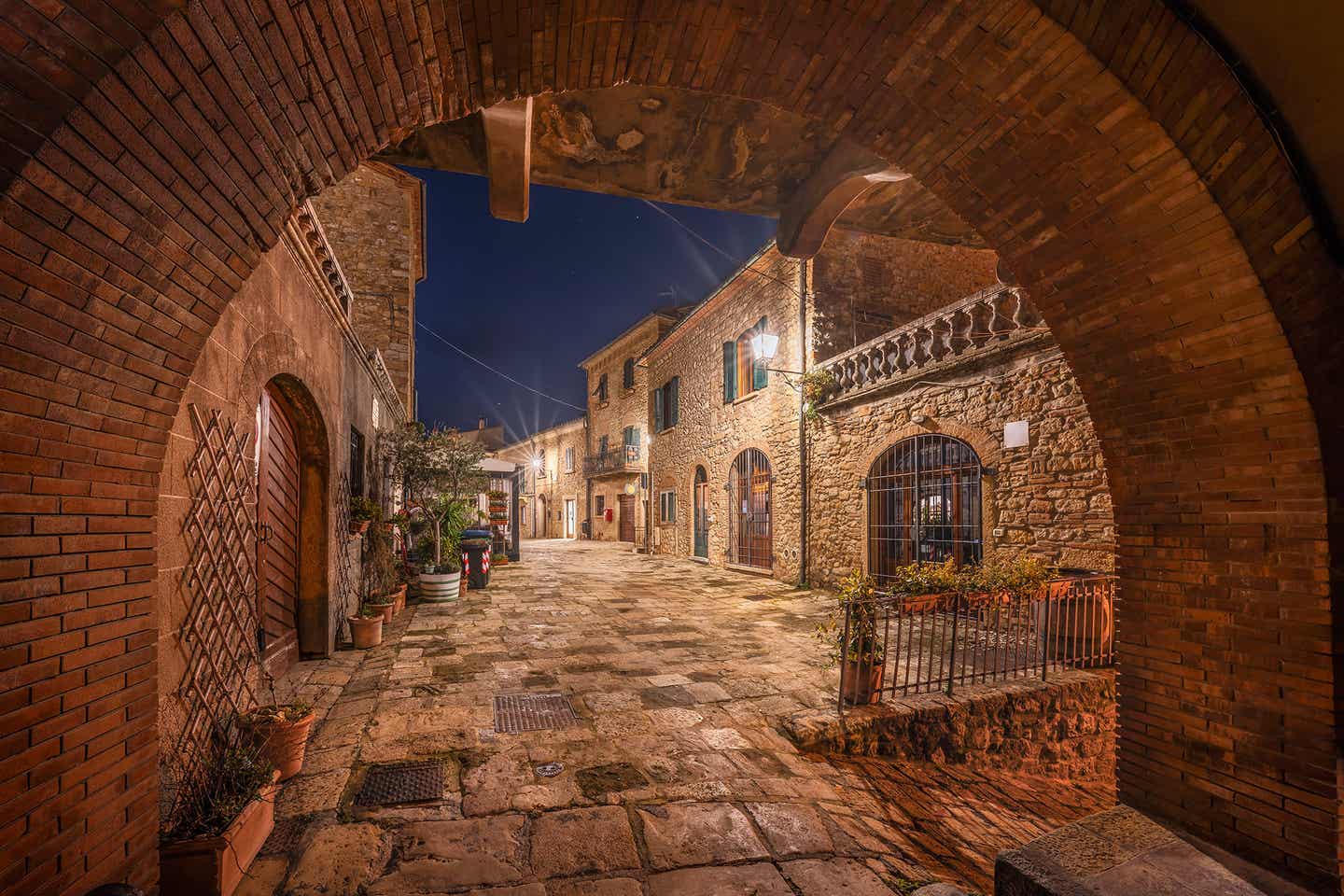 Toreingang zu einem toskanischen Weingut in der Maremma-Region