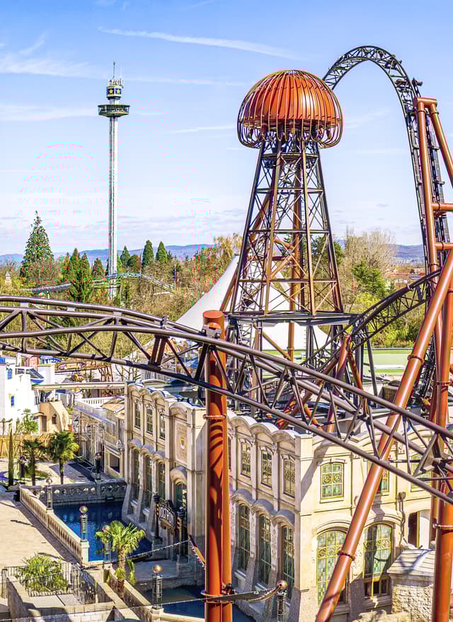 Freizeitparks Deutschland Deutschland Freizeitpark: Achterbahn Voltron Nevera im Kroatien-Bereich des Europa-Park mit engen Kurven und Launch-Elementen