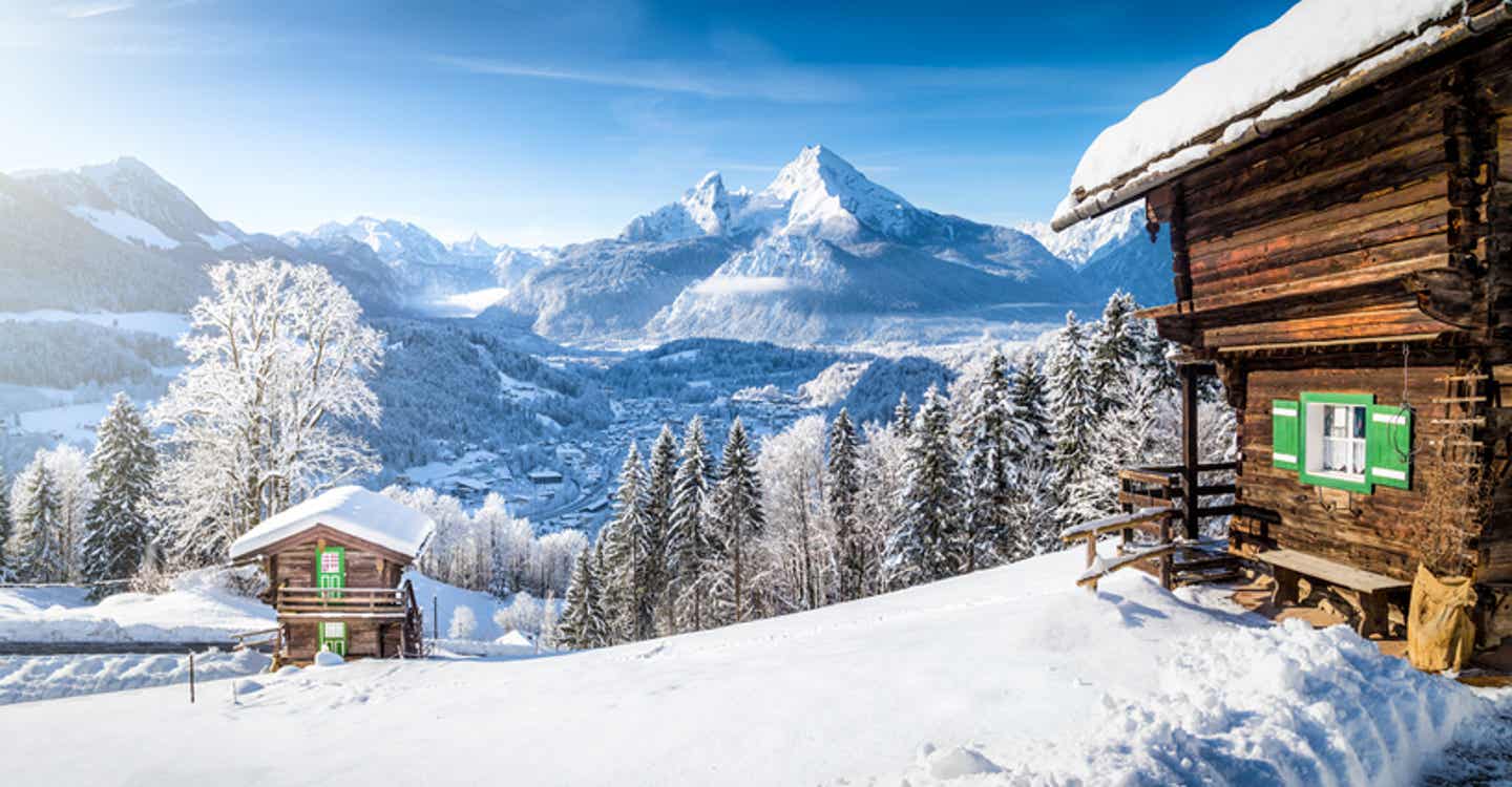 Ferienhausidylle in den verschneiten Alpen