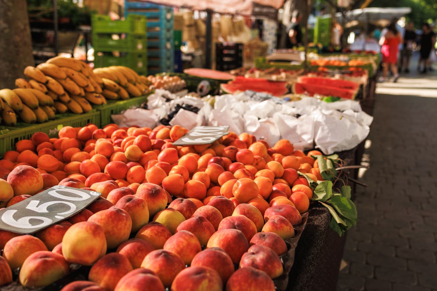 Auf dem Markt von Alcudia gibt es dienstags und donnerstags frisches Obst und mallorquinische Spezialitäten.