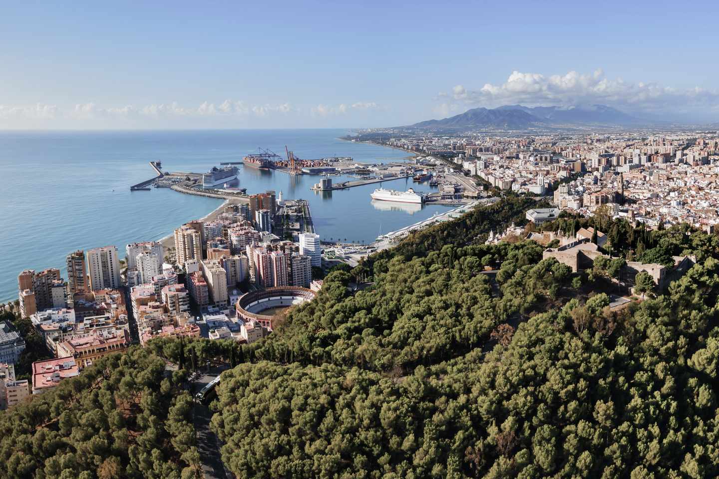 Panoramablick über Málaga mit Hafen, Küstenlinie und Stadtvierteln vom Castillo de Gibralfaro aus
