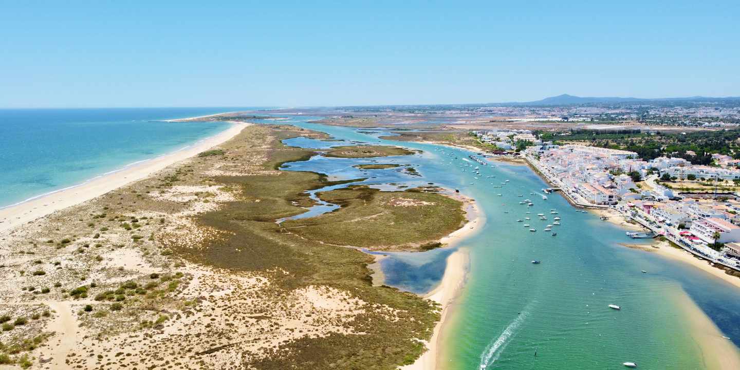 Blick auf die Ilha de Tavira: Links die Algarve mit langem Sandstrand, rechts die Lagunenlandschaft und das Örtchen Tavira