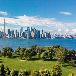 kanada-toronto-luftaufnahme-der-skyline-von-toronto-und-des-ontariosees-g-1155550865.jpg