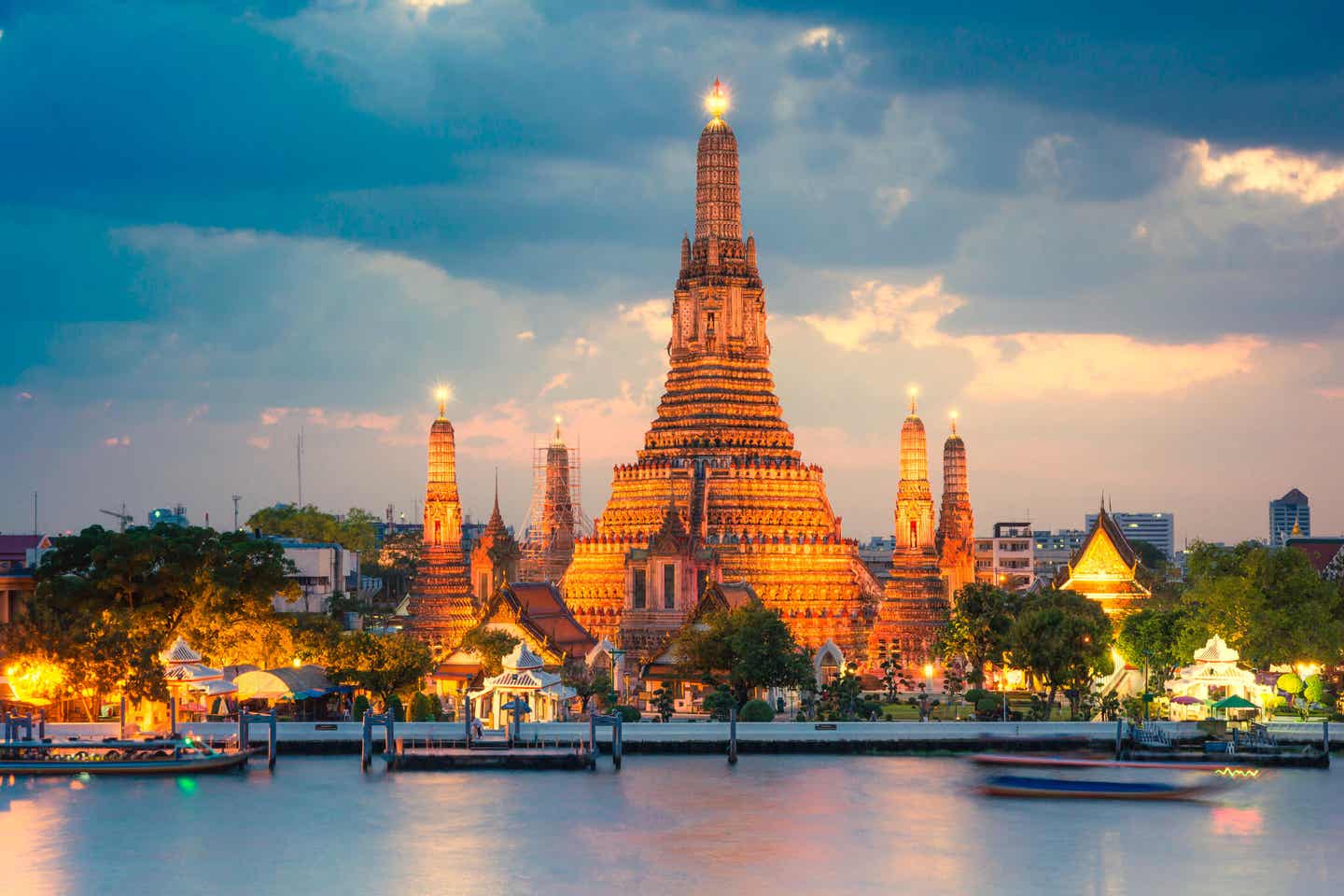 Der hell erleuchtete Tempel Wat Arun in Bangkok bei Dämmerung