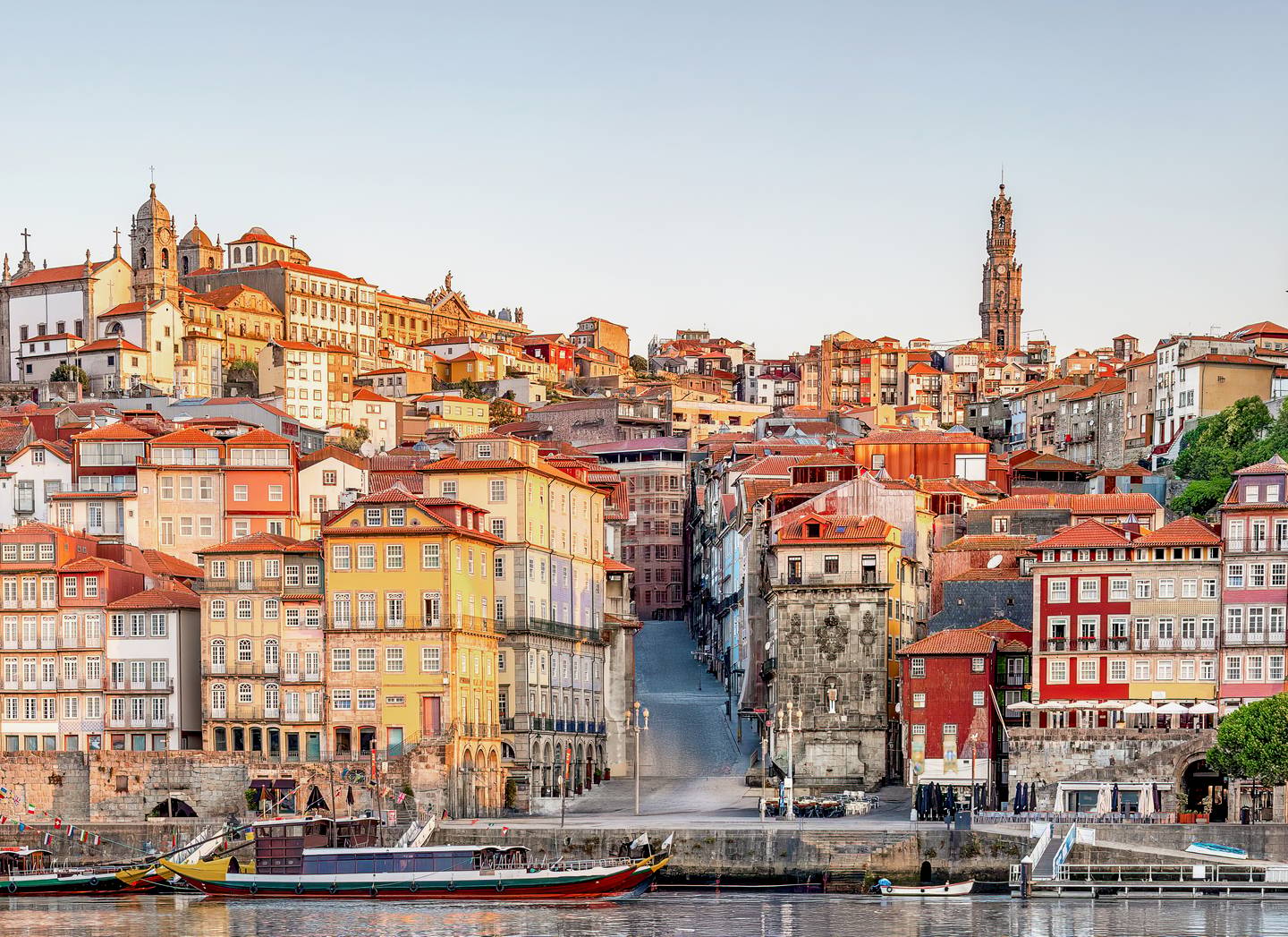 Porto – Blick auf die Altstadt vom Ufer des Douros aus Porto – Blick auf die Altstadt vom Ufer des Douros aus