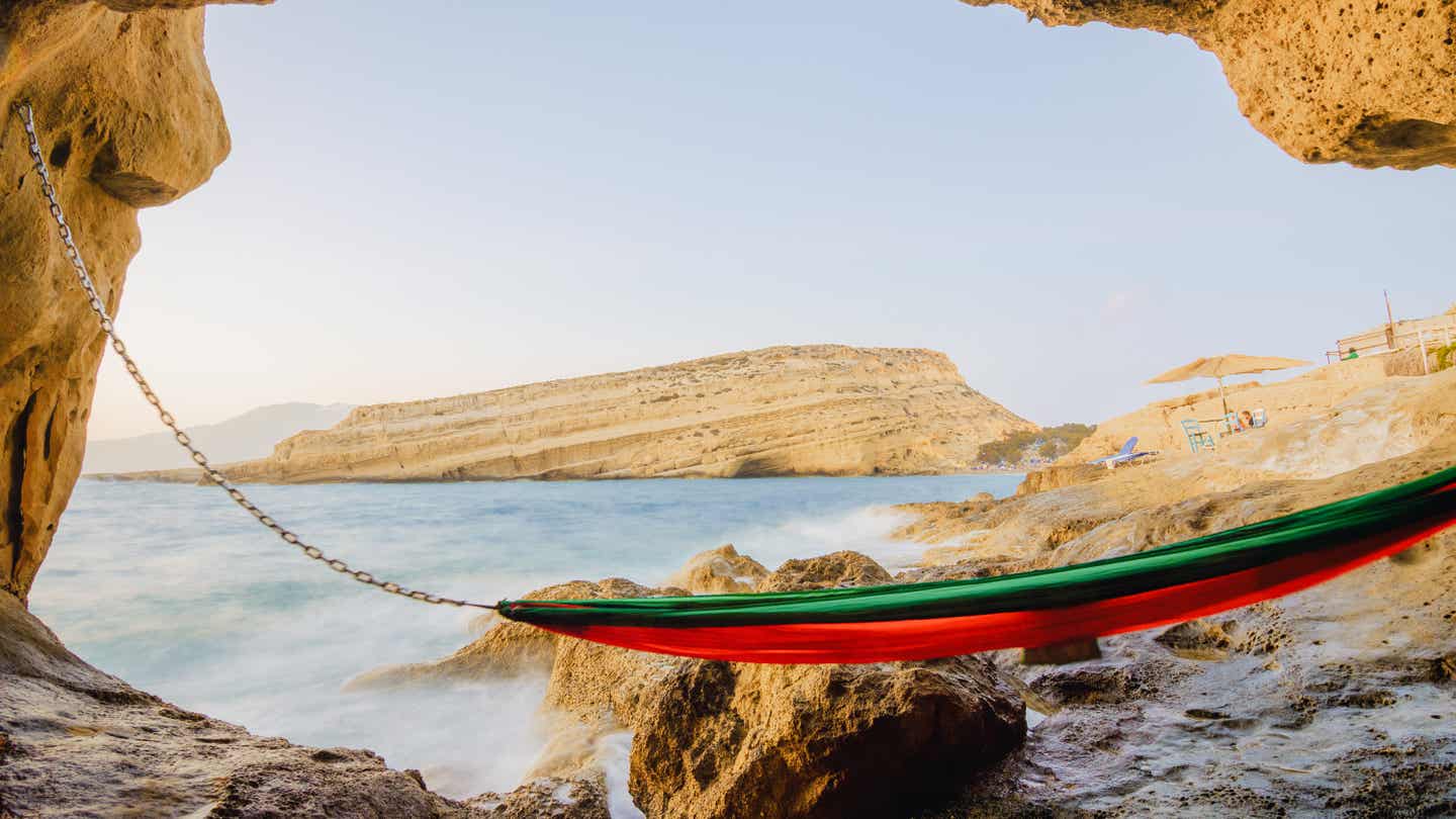 Hängematte in einer Höhle des kretischen Hippiedorfes Matala