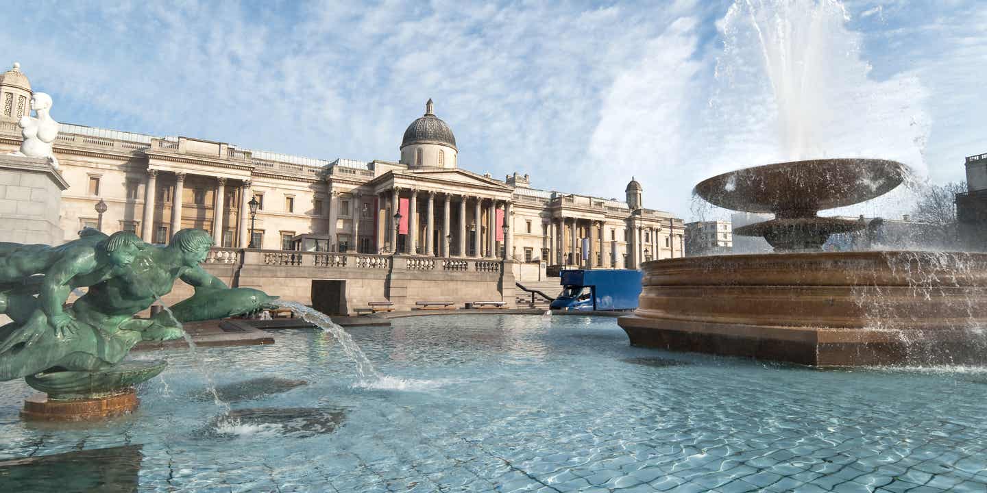 Trafalgar Square mit Brunnen und National Gallery – ein Highlight jeder Städtereise nach London