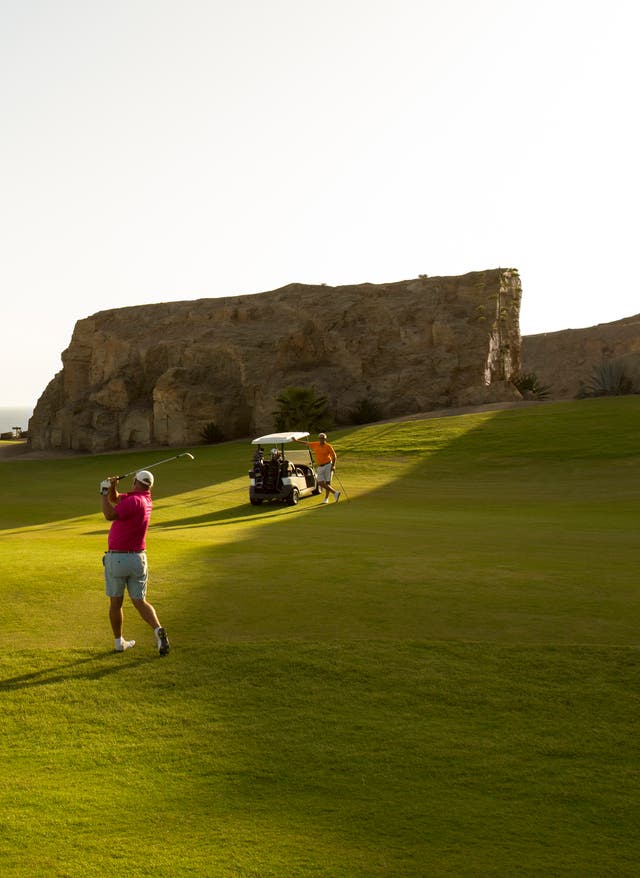 Golfplätze Gran Canaria Golf auf Gran Canaria – Golfplatz im Sonnenuntergang