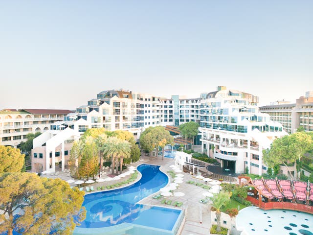 Vogelperspektive über Hotelgelände und Pool