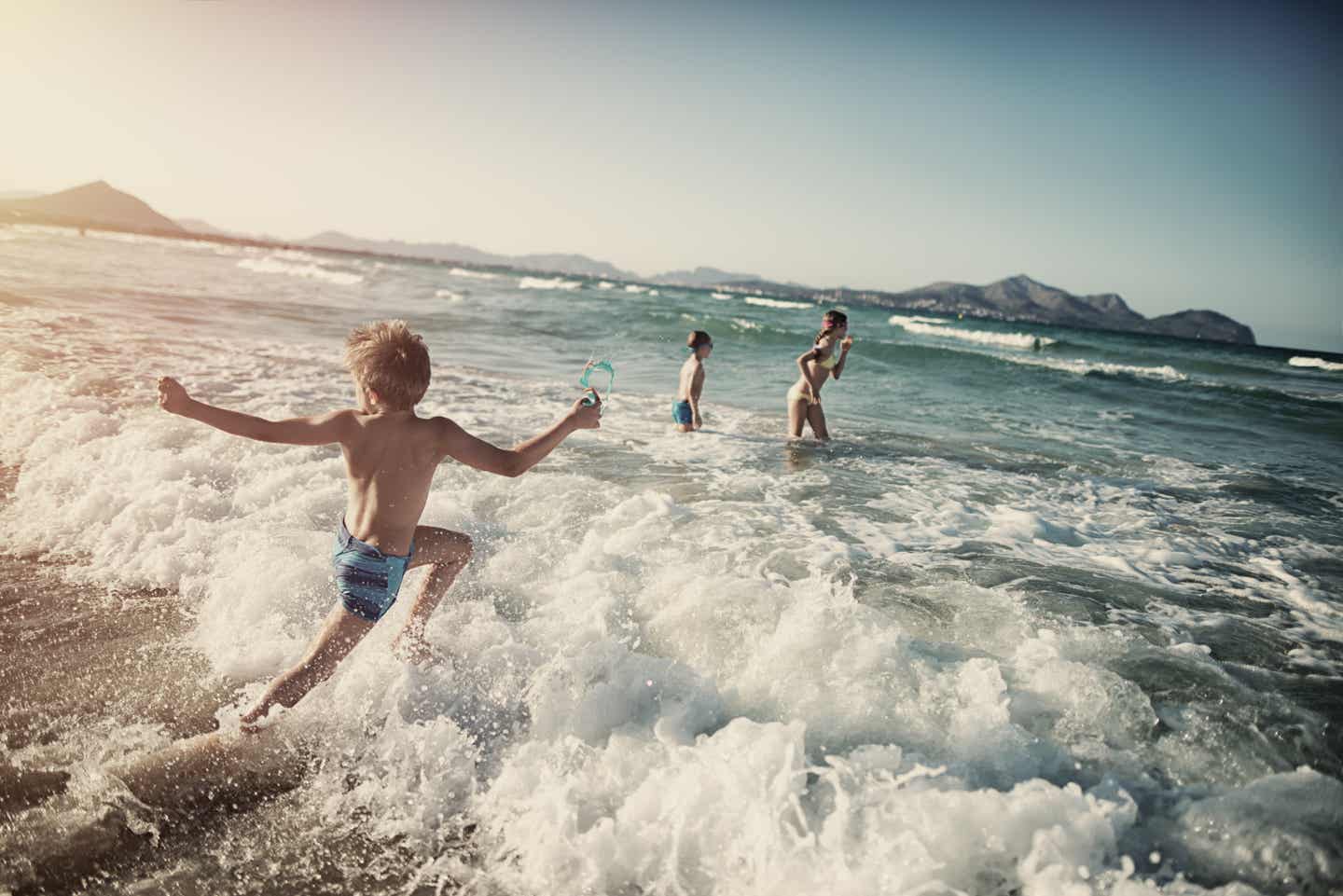 Playa de Muro Urlaub mit DERTOUR. Badende Kinder im Meer