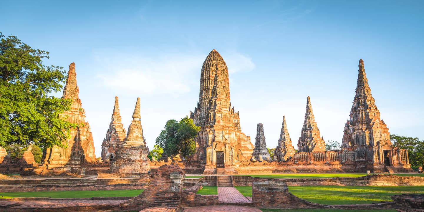 Historischer Park mit Tempelanlagen in Ayutthaya