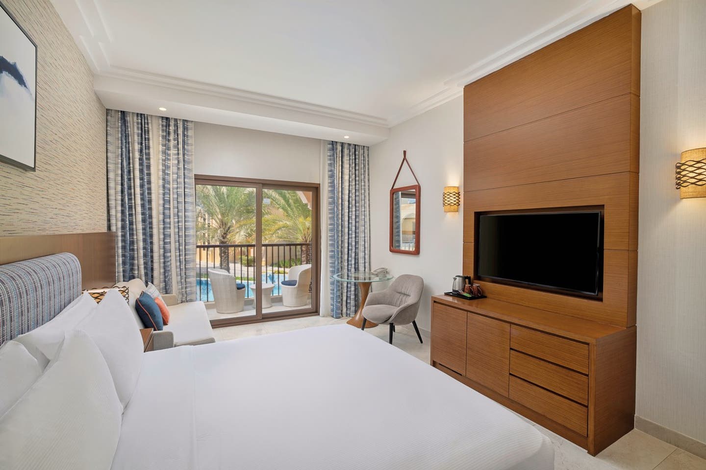 Wohnbeispiel Guest Room With Pool View
