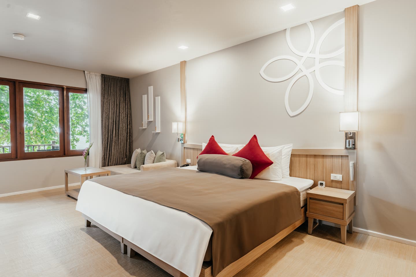 Blick in den Wohn- und Schlafbereich eines Deluxe Bungalows Beach Front