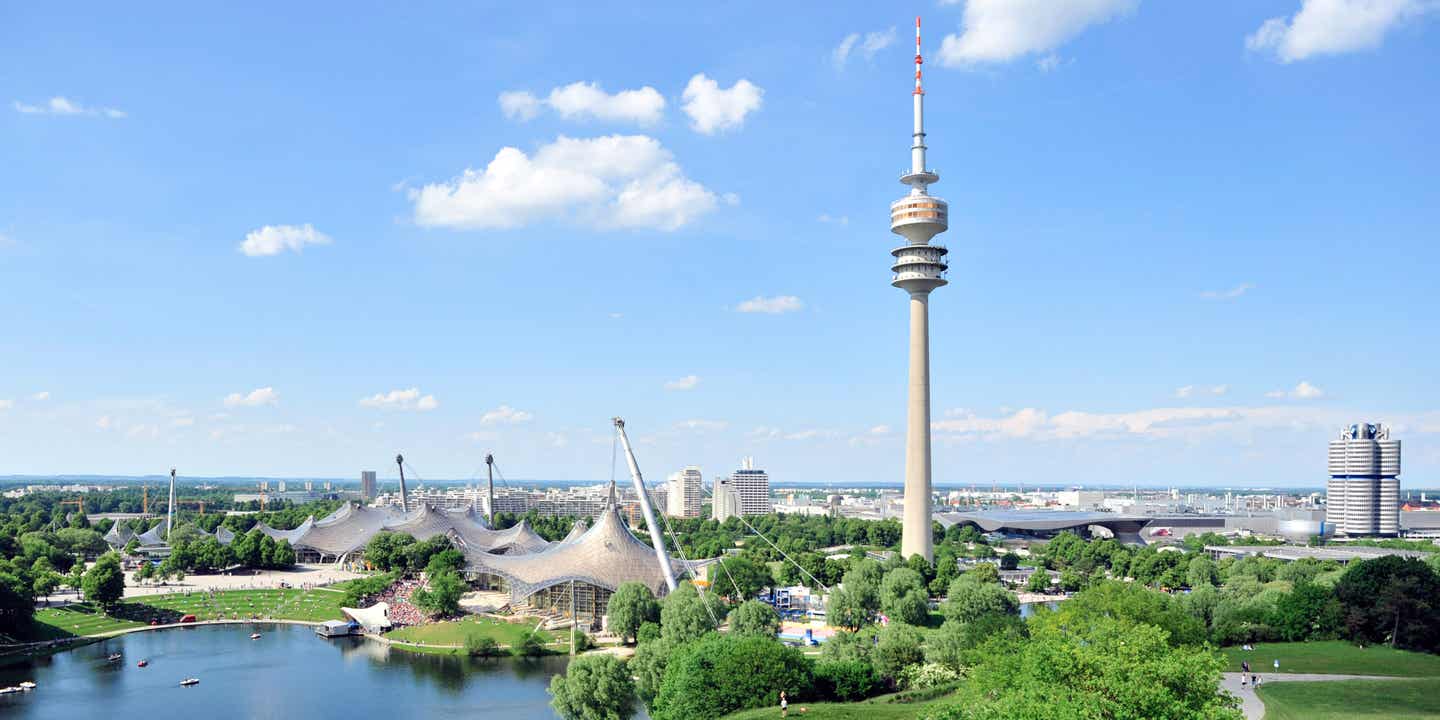 Die grüne Parkanlage mit dem Olympiastadion und dem Olympiaturm ist eine der sportlichen Sehenswürdigkeiten Münchens