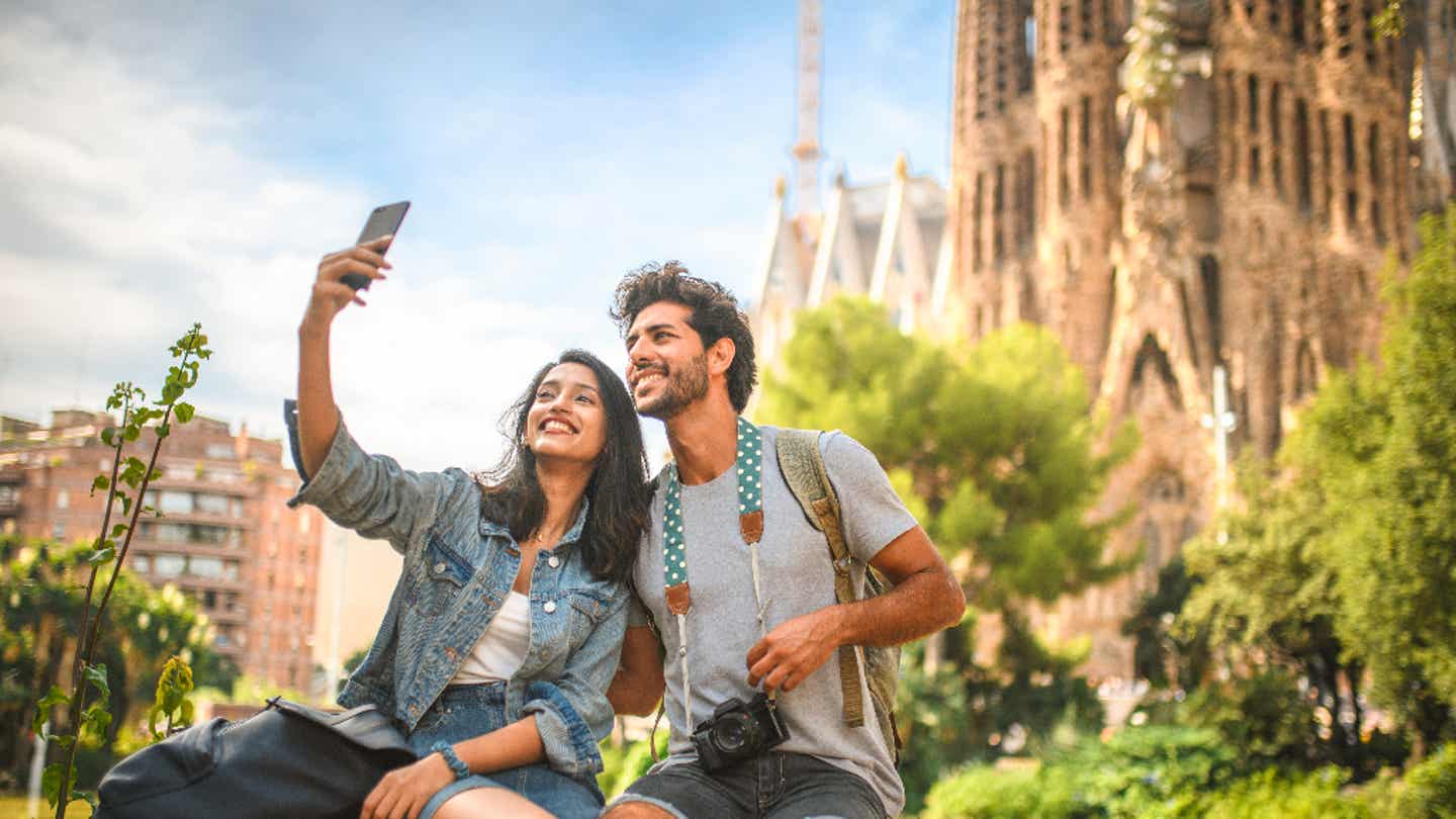 Paar macht Selfie vor der Sagrada Família von Gaudí in Barcelona