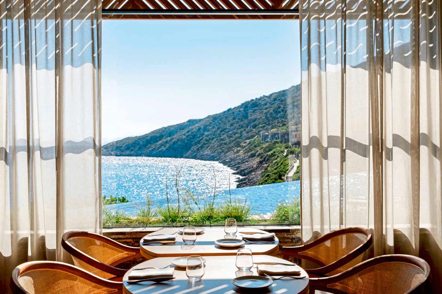 Blick aus dem Frühstücksraum des Hotels auf die Ägäis Blick aus dem Frühstücksraum des Hotels auf die Ägäis