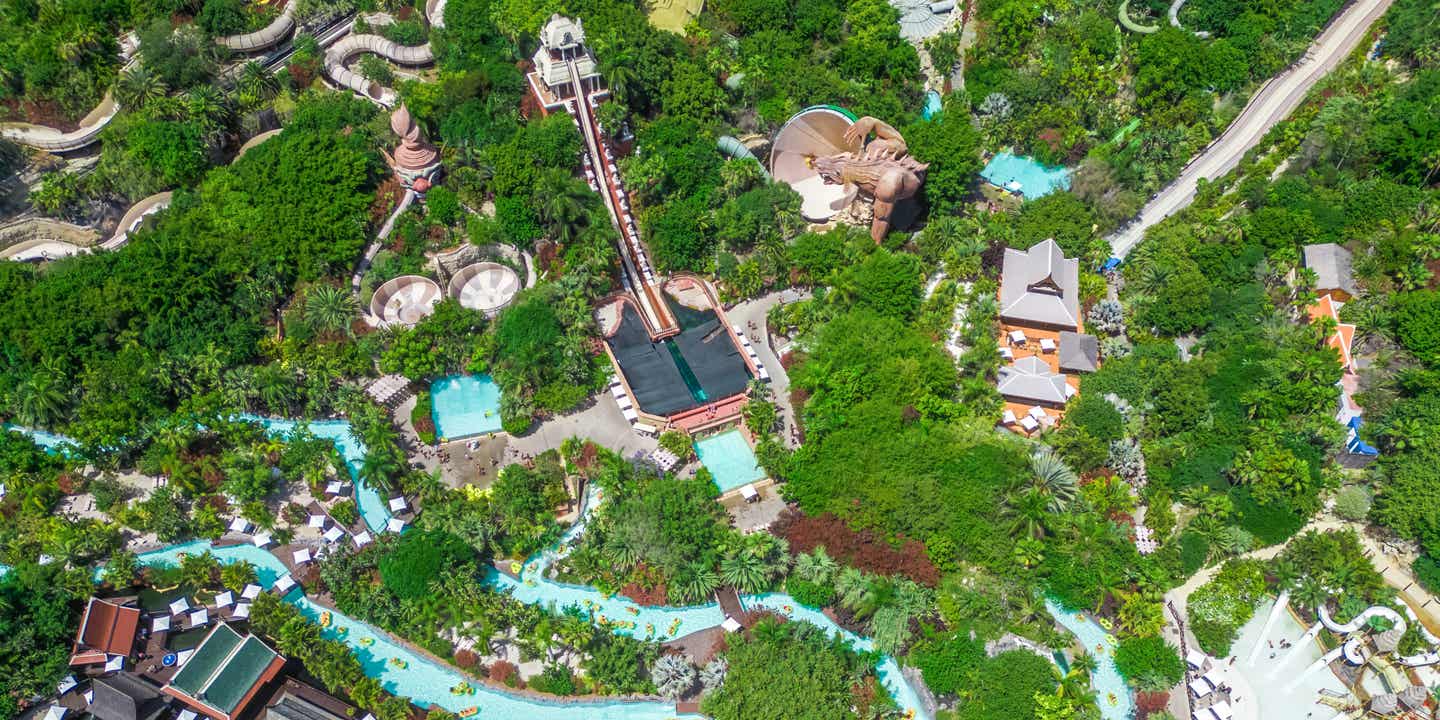 Teneriffas Siam Park aus der Vogelperspektive: Von künstlichen Flussläufen durchzogene Grünfläche mit Wasserbecken und Attraktionen