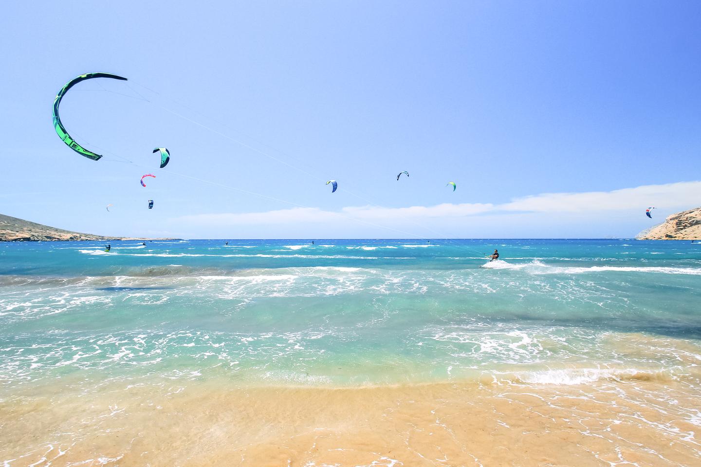 Kitesurfer am Strand von Rhodos in Griechenland