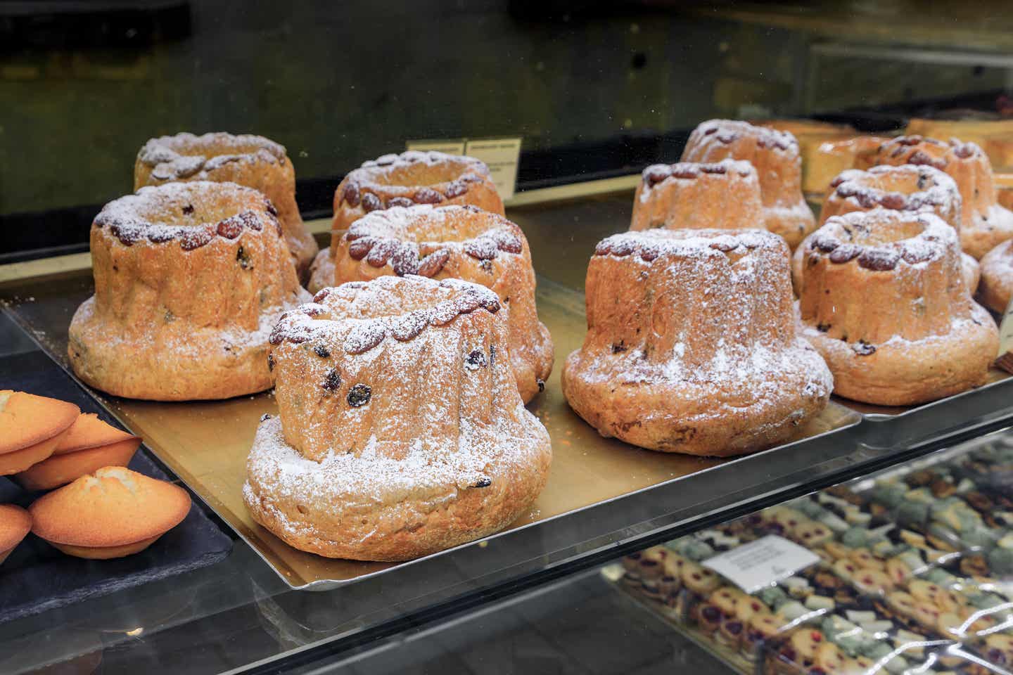 Straßburg Sehenswürdigkeiten: Gugelhupfe in einer Bäckerei in Straßburg