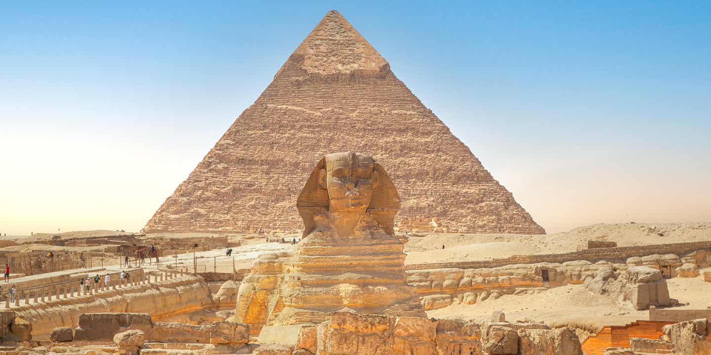 Blick auf die Pyramiden von Gizeh und der Sphinx im Vordergrund