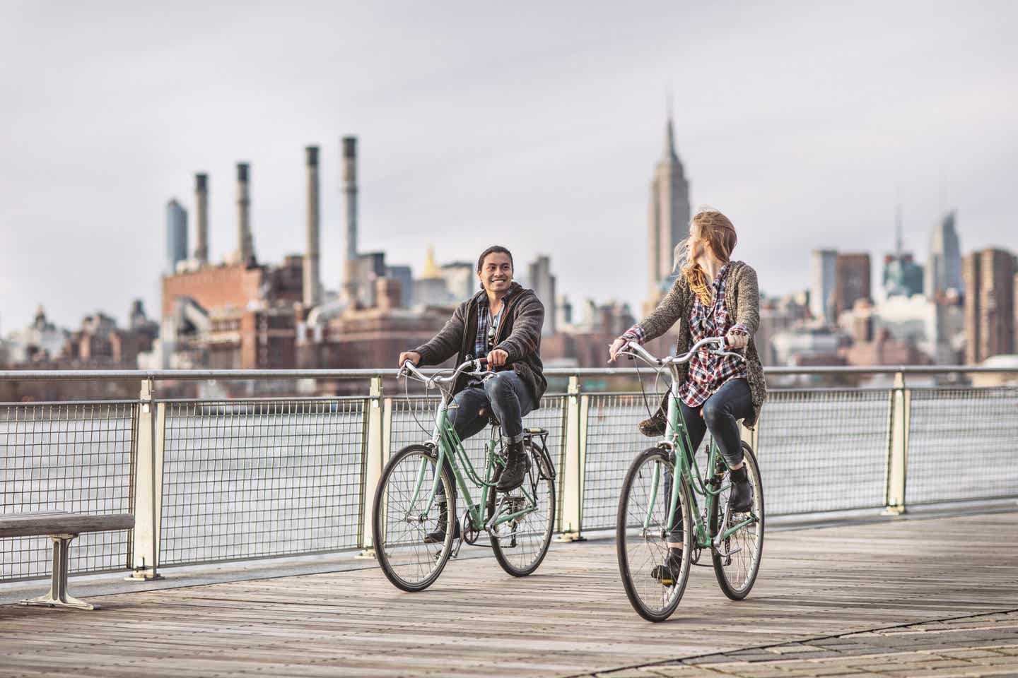 New York Urlaub: Zwei Personen fahren Fahrrad auf der Promenade